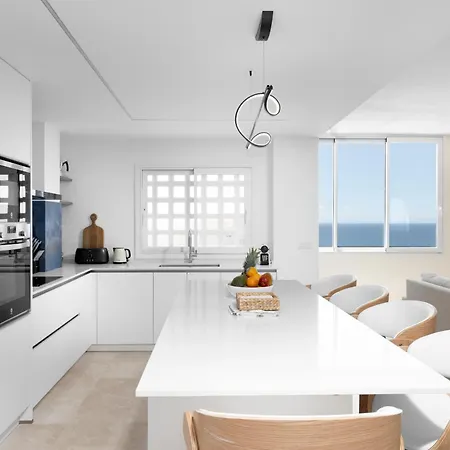 Stunning Marina Seaview Penthouse - Puerto Deportivo 아파트 에스테포나